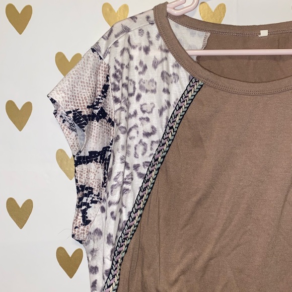 Animal sleeve boutique blouse - Picture 2 of 5